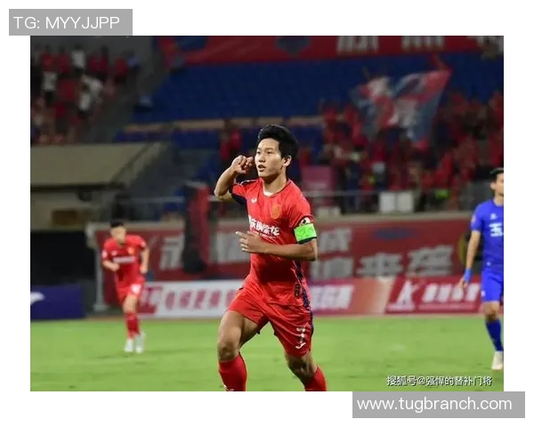 余望头球攻门瞬间展现足球魅力与团队精神的完美结合